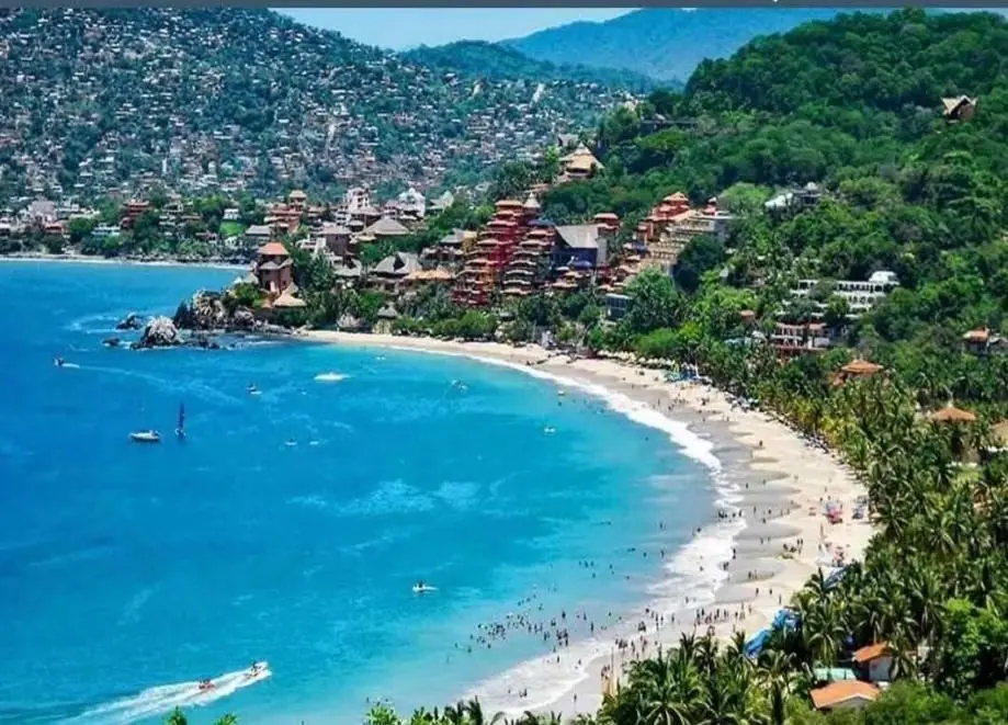 Playa de aguas turquesa en la bahía de Zihuatanejo